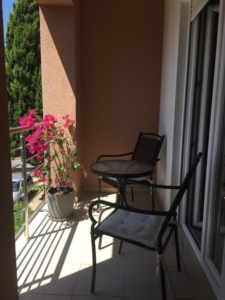 Dvosoban stan 64m2 sa parking mestom u centru Budve. (IZDAVANJE NA PERIOD DO 01.06.2026) - Amfora Real Estate