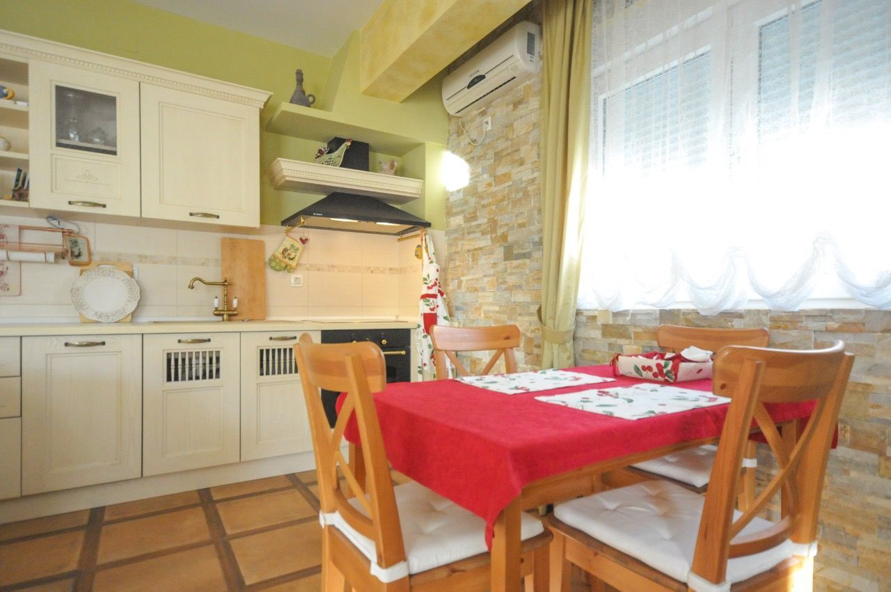 Dvosoban stan 64m2 sa parking mestom u centru Budve. (IZDAVANJE NA PERIOD DO 01.06.2026) - Amfora Real Estate