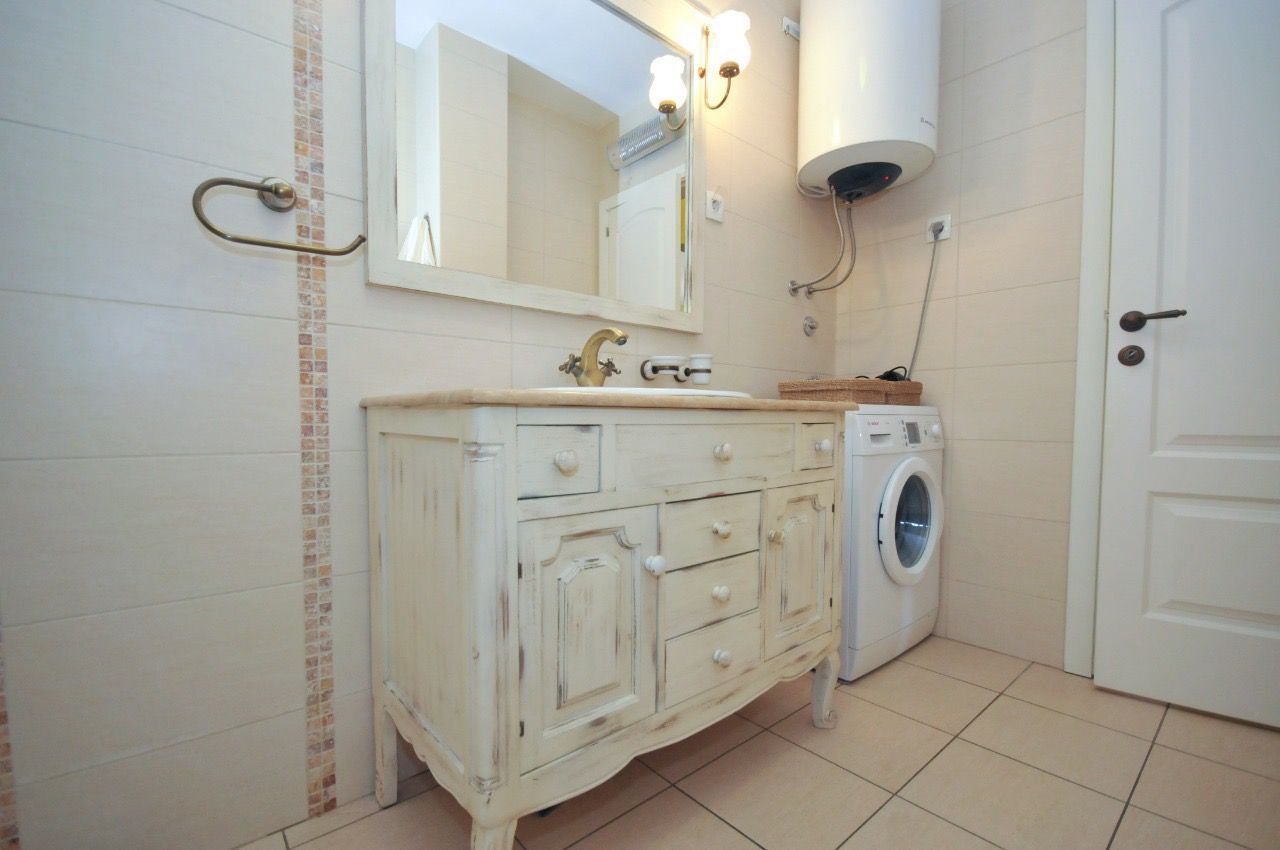 Dvosoban stan 64m2 sa parking mestom u centru Budve. (IZDAVANJE NA PERIOD DO 01.06.2026) - Amfora Real Estate