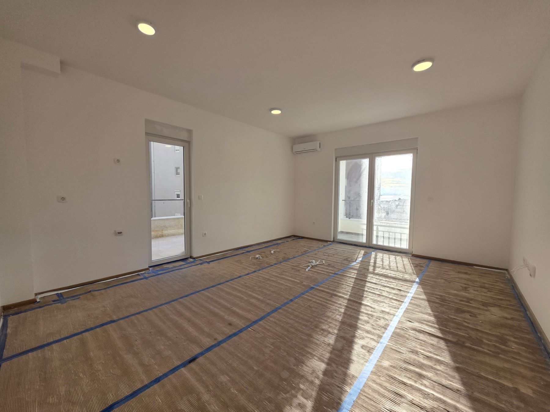 Na prodaju nov dvosoban stan 64 m² sa pogledom na more i dodatnom terasom gratis – Dubovica, Budva (rok završetka 31.12.2025, bez placanja poreza) - Amfora Real Estate