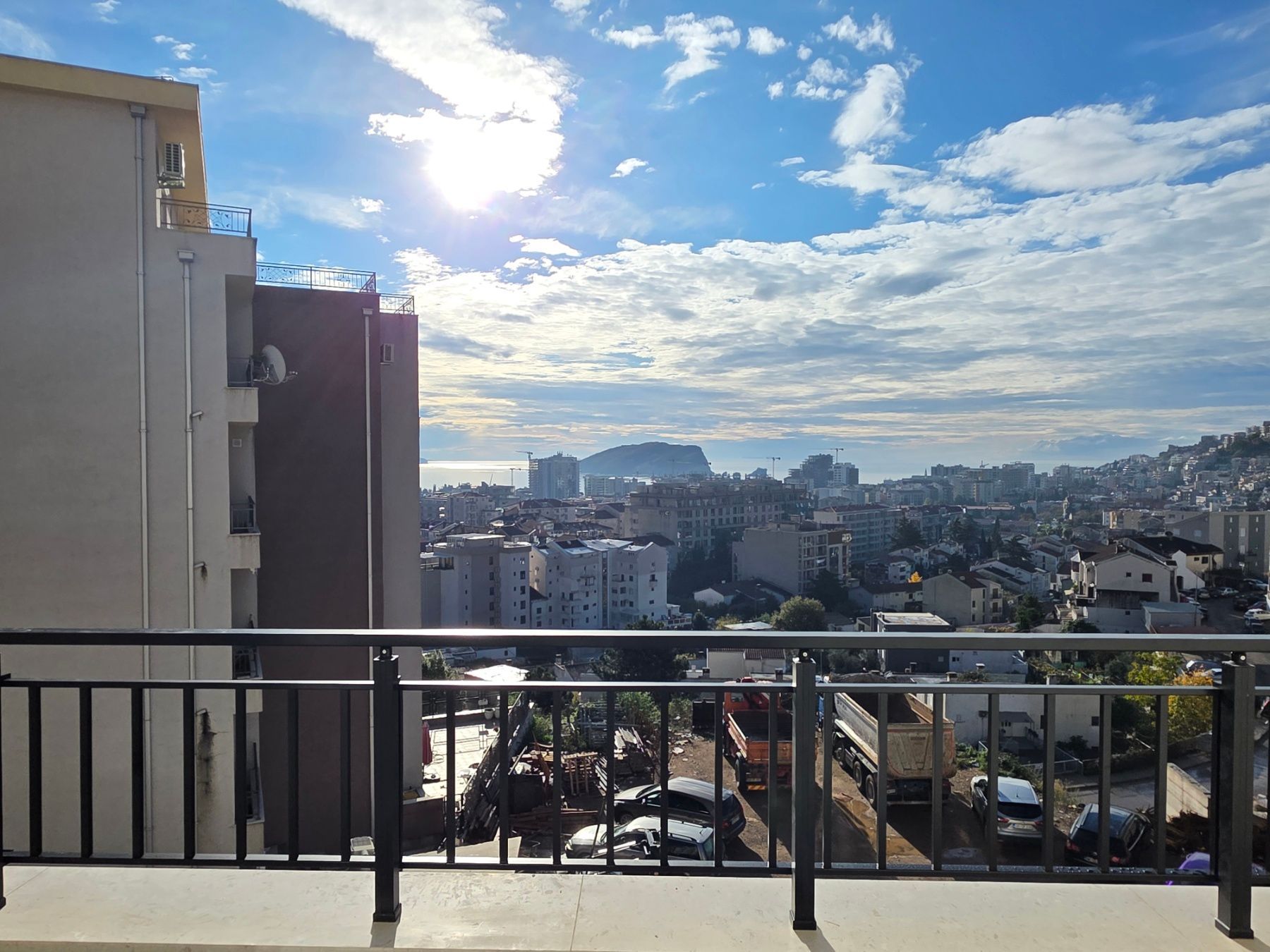 Na prodaju nov dvosoban stan 64 m² sa pogledom na more – Dubovica, Budva (rok završetka 31.12.2025, bez placanja poreza) - Amfora Real Estate