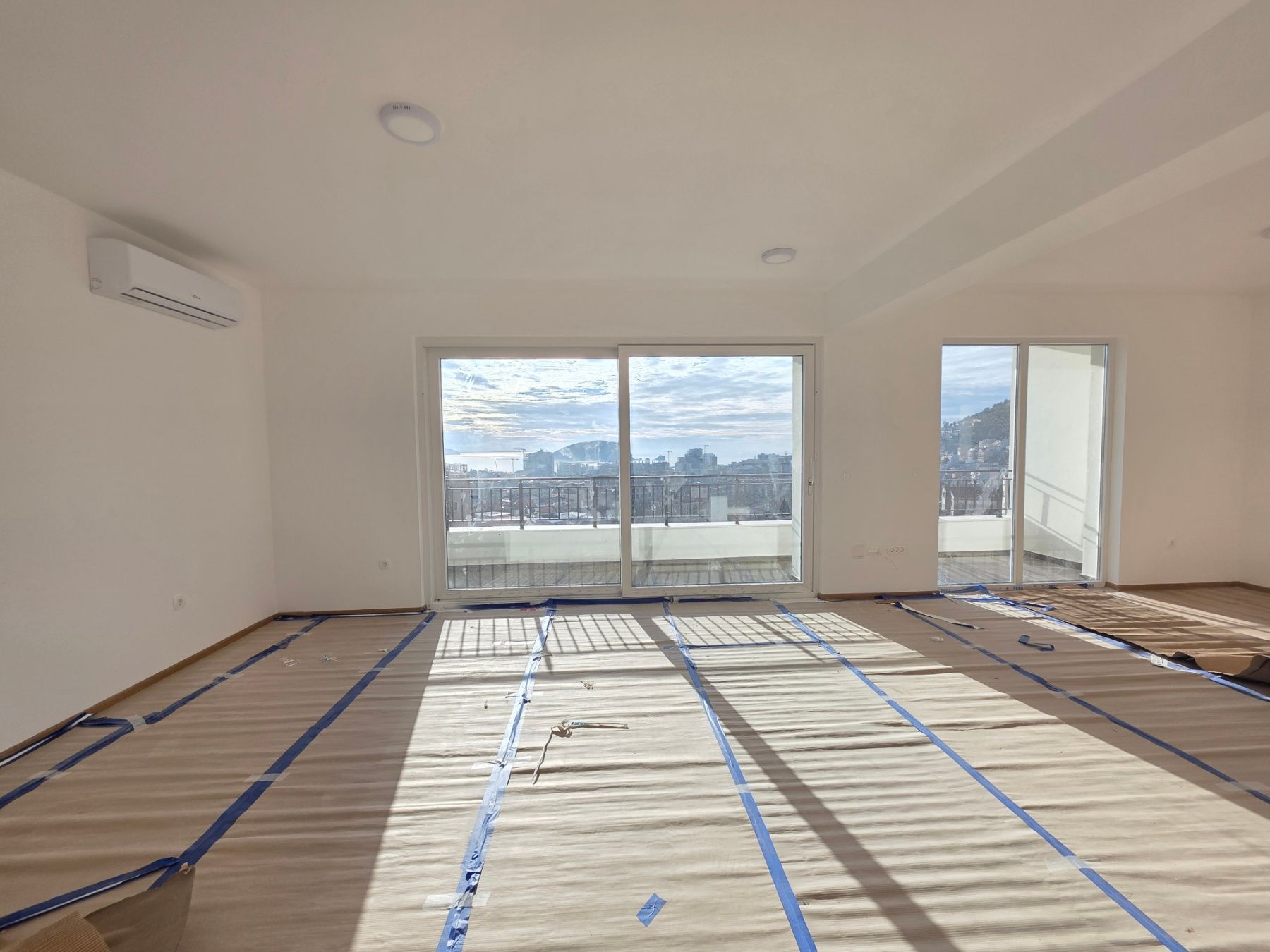 Na prodaju nov trosoban penthouse stan 117 m² sa pogledom na more i grad – Dubovica, Budva (rok završetka 31.12.2025, bez placanja poreza) - Amfora Real Estate