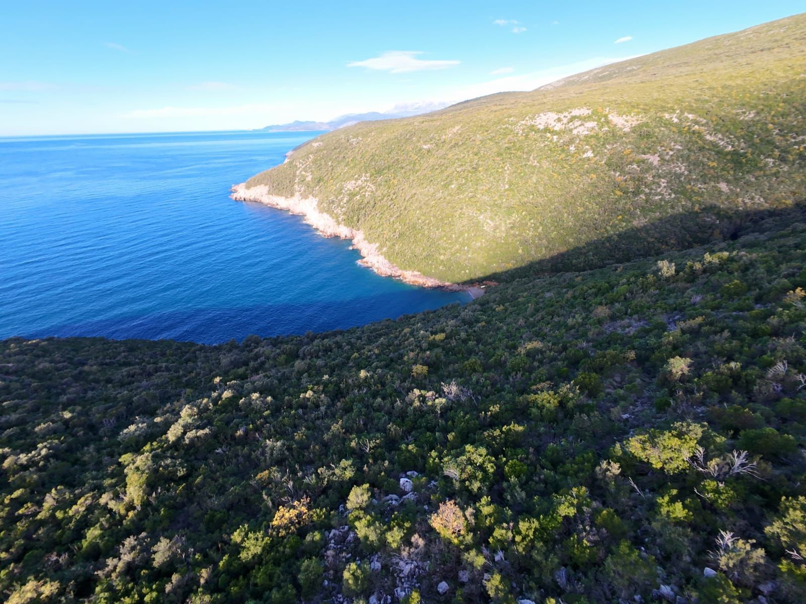 Na prodaju jedinstven plac na samoj obali mora – Zagora, opština Kotor, 1.050 m² - Amfora Real Estate