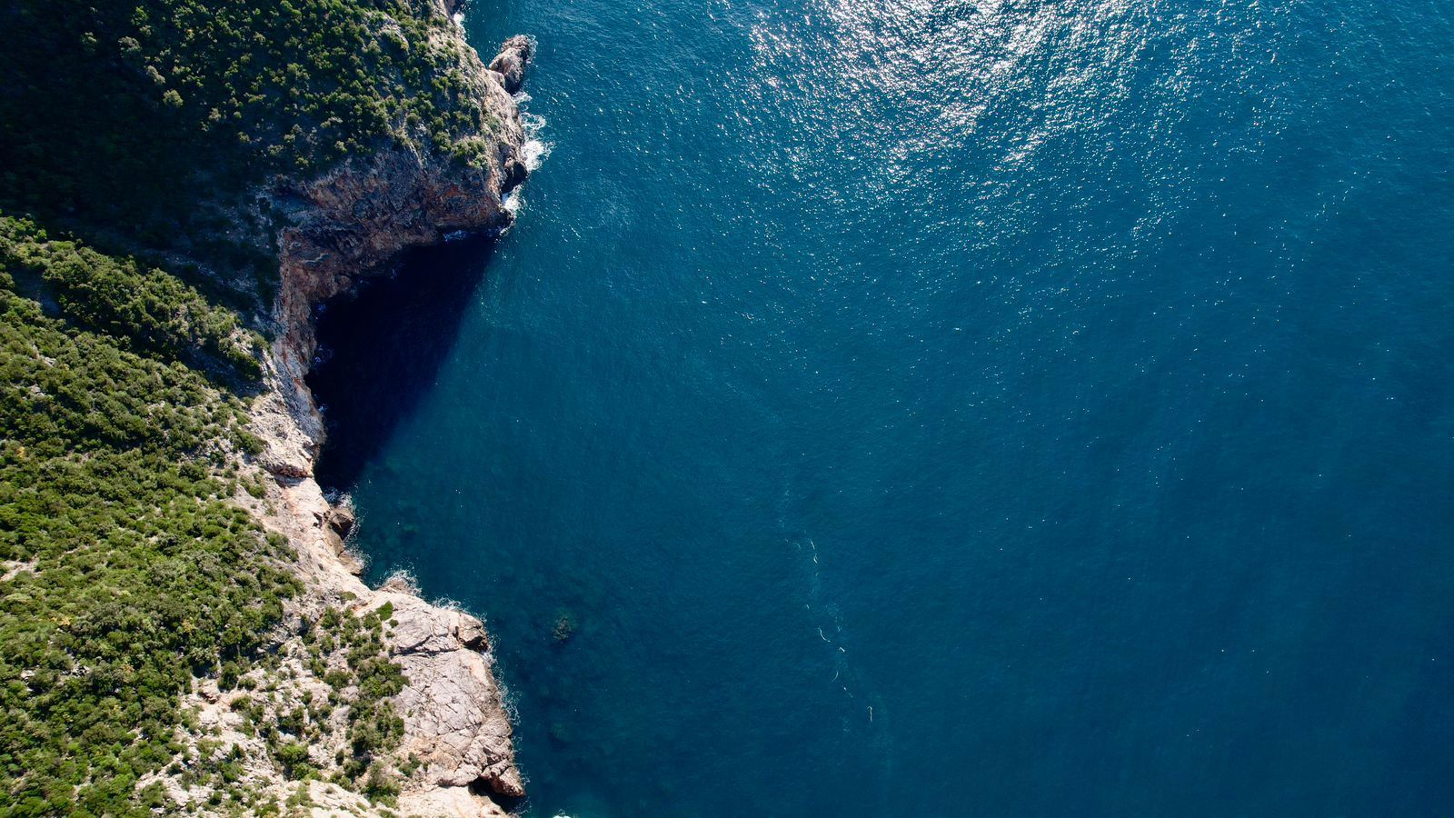 Na prodaju jedinstven plac na samoj obali mora – Zagora, opština Kotor, 1.050 m² - Amfora Real Estate