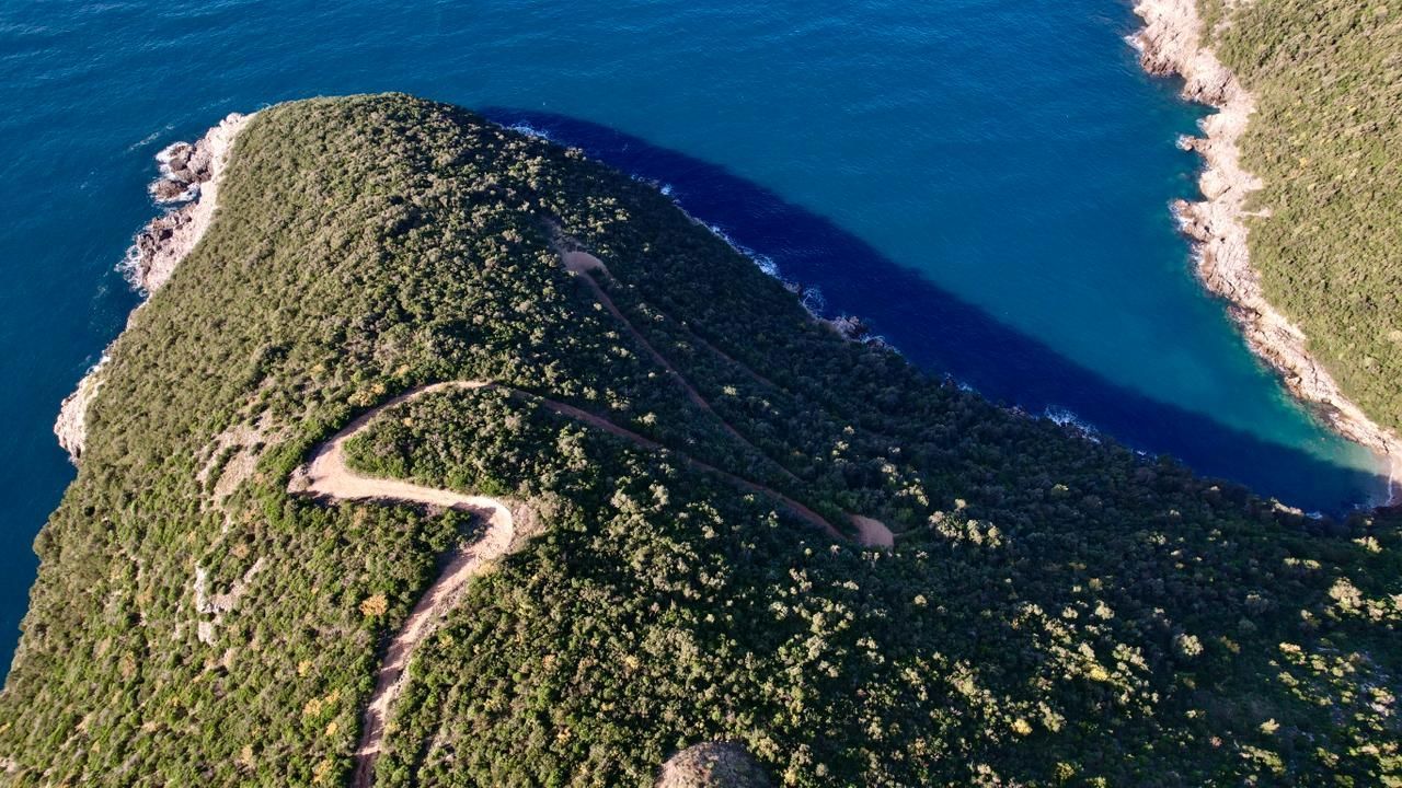 Na prodaju jedinstven plac na samoj obali mora – Zagora, opština Kotor, 1.050 m² - Amfora Real Estate