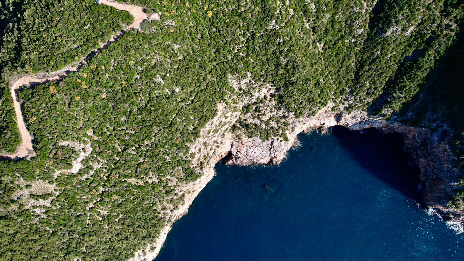 Na prodaju jedinstven plac na samoj obali mora – Zagora, opština Kotor, 1.050 m² - Amfora Real Estate