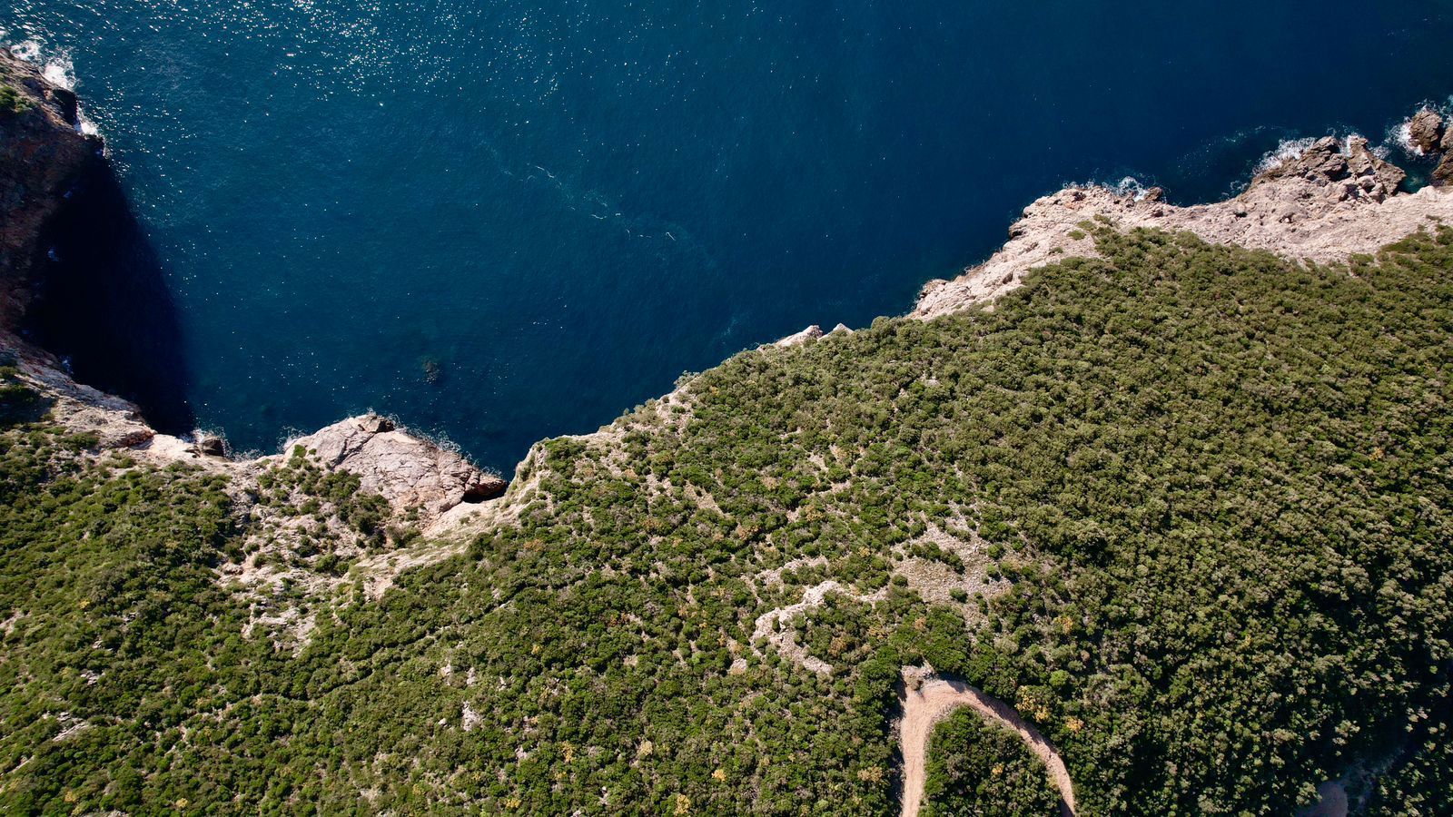 Na prodaju jedinstven plac na samoj obali mora – Zagora, opština Kotor, 1.050 m² - Amfora Real Estate