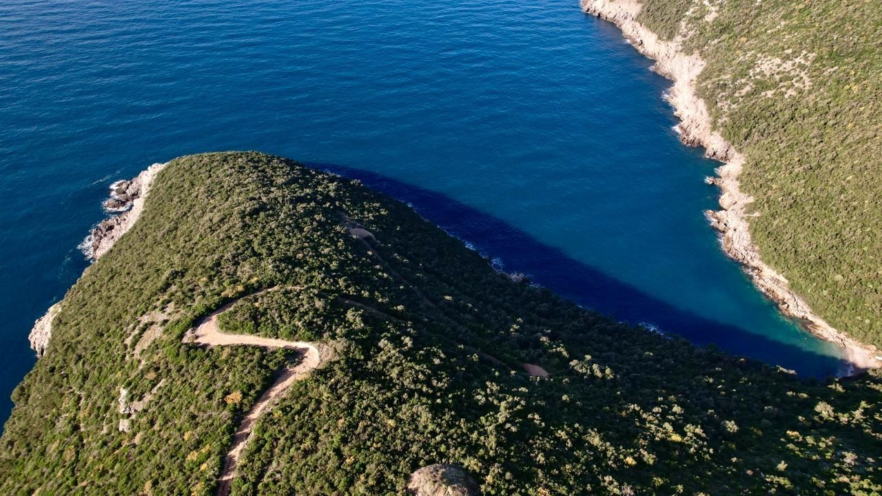 Na prodaju jedinstven plac na samoj obali mora – Zagora, opština Kotor, 1.050 m² - Amfora Real Estate