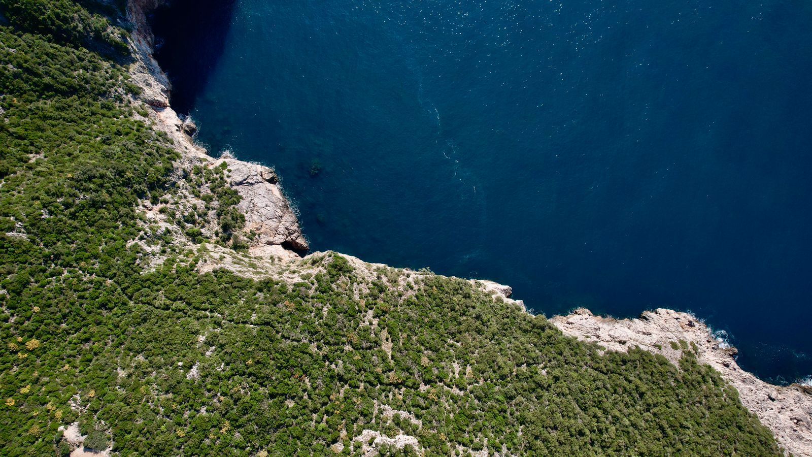 Na prodaju jedinstven plac na samoj obali mora – Zagora, opština Kotor, 1.050 m² - Amfora Real Estate