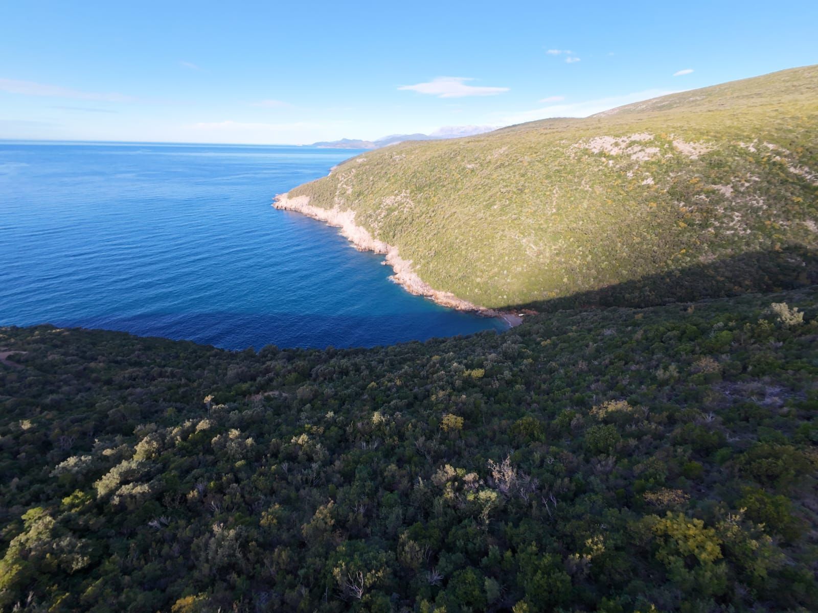 Na prodaju jedinstven plac na samoj obali mora – Zagora, opština Kotor, 1.050 m² - Amfora Real Estate