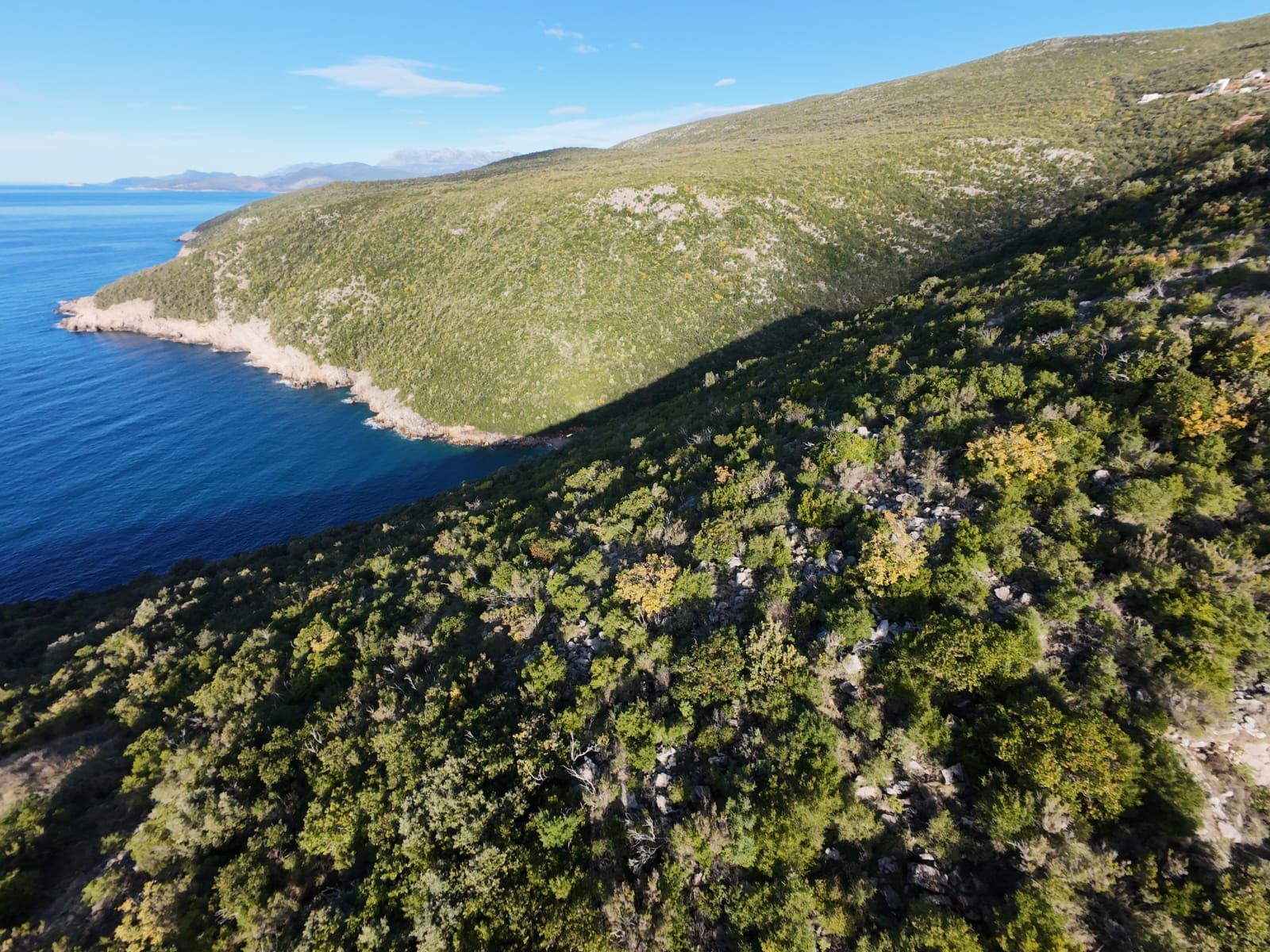 Na prodaju jedinstven plac na samoj obali mora – Zagora, opština Kotor, 1.050 m² - Amfora Real Estate