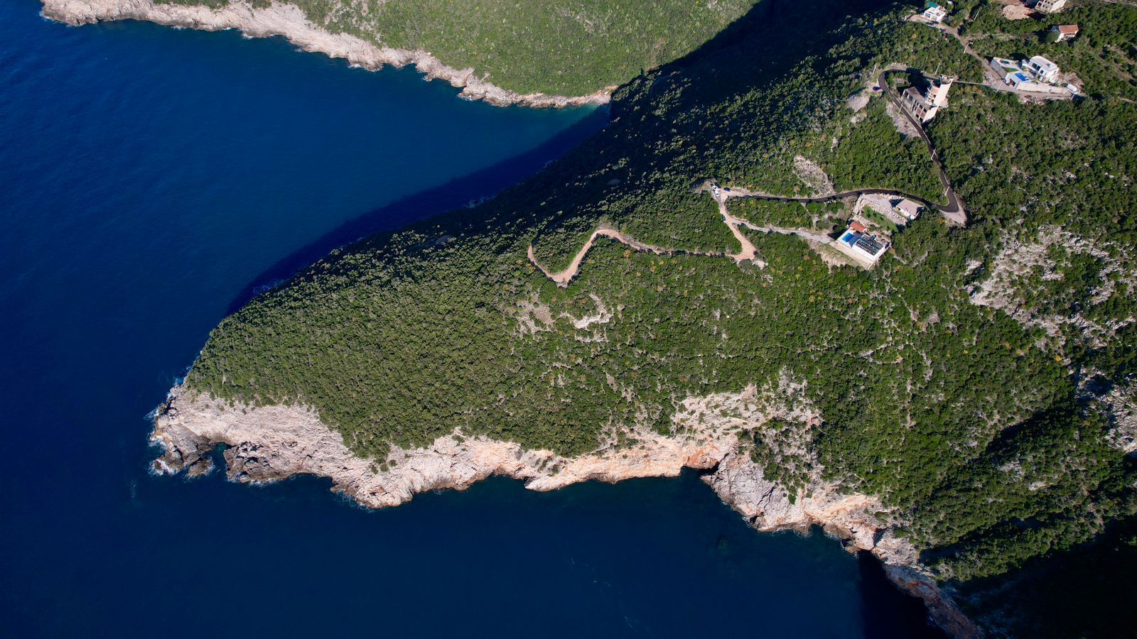 Na prodaju jedinstven plac na samoj obali mora – Zagora, opština Kotor, 1.050 m² - Amfora Real Estate