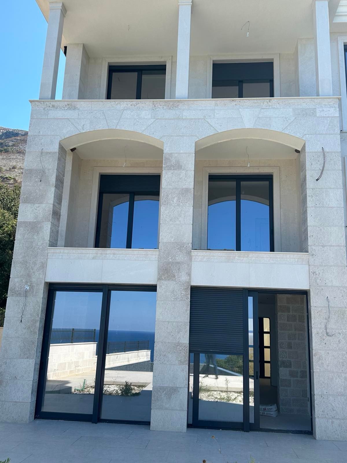 Nova luksuzna Vila sa Pogledom na More i Bazenom u Reževićima, Budva - Amfora Real Estate