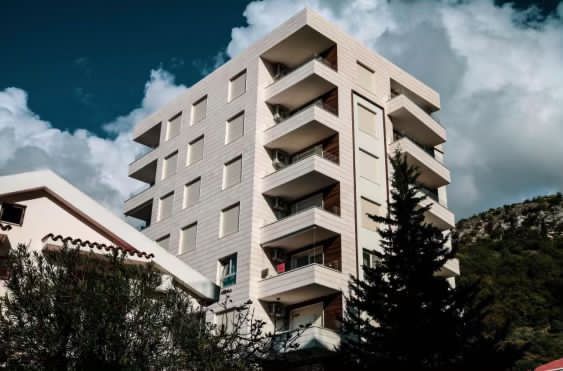 Jednosoban opremljen stan 48 m² – Rafailovići, na 100 m od mora - Amfora Real Estate