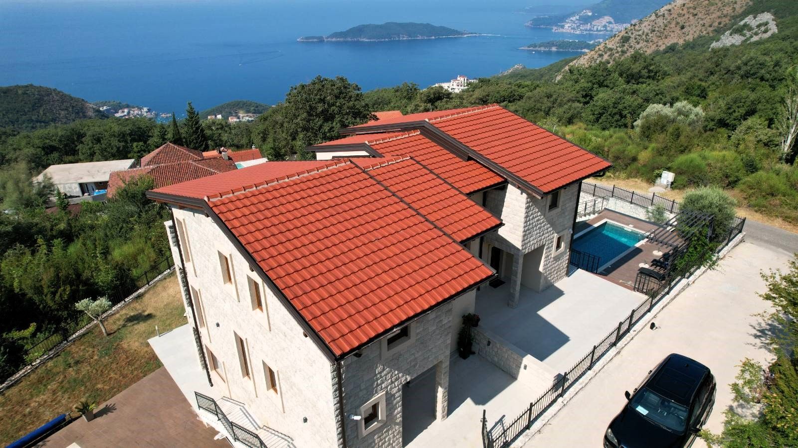 Prodaja – Luksuzna novoizgrađena vila 249 m² + teretana 35 m² sa bazenom i panoramskim pogledom na more – Kuljače, Budva - Amfora Real Estate