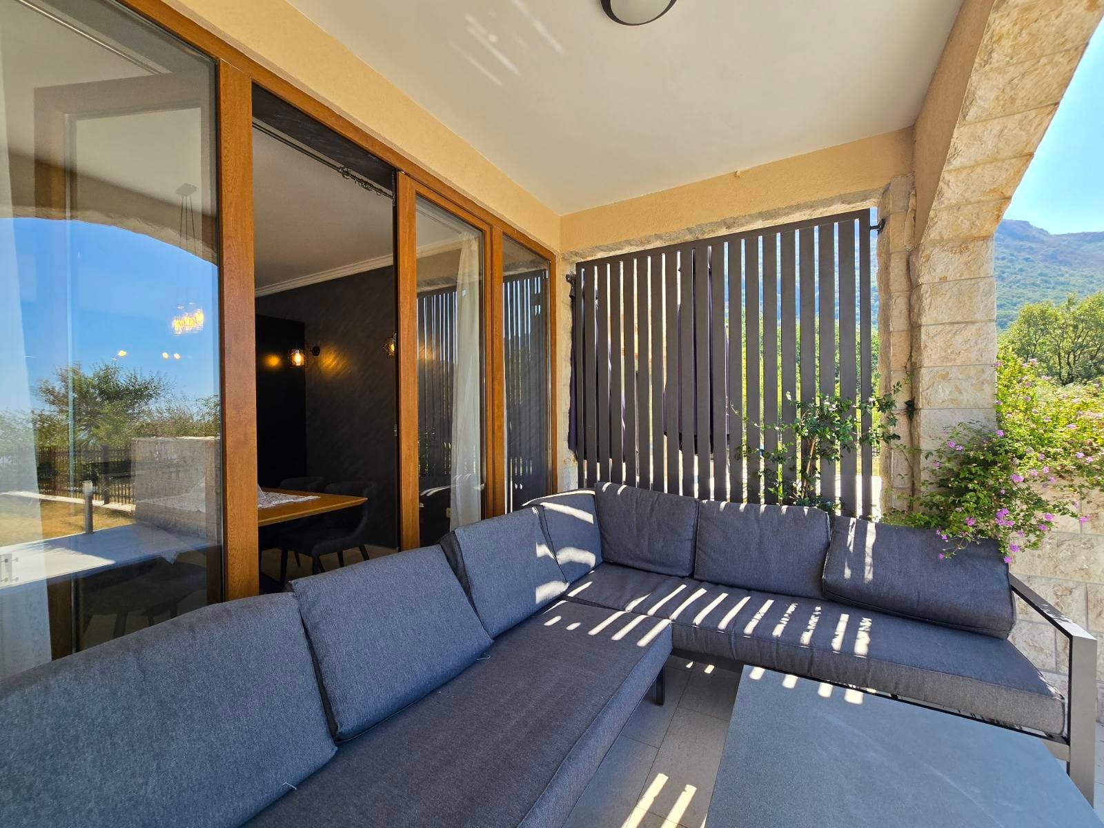 Prodaja – Luksuzna novoizgrađena vila 249 m² + teretana 35 m² sa bazenom i panoramskim pogledom na more – Kuljače, Budva - Amfora Real Estate