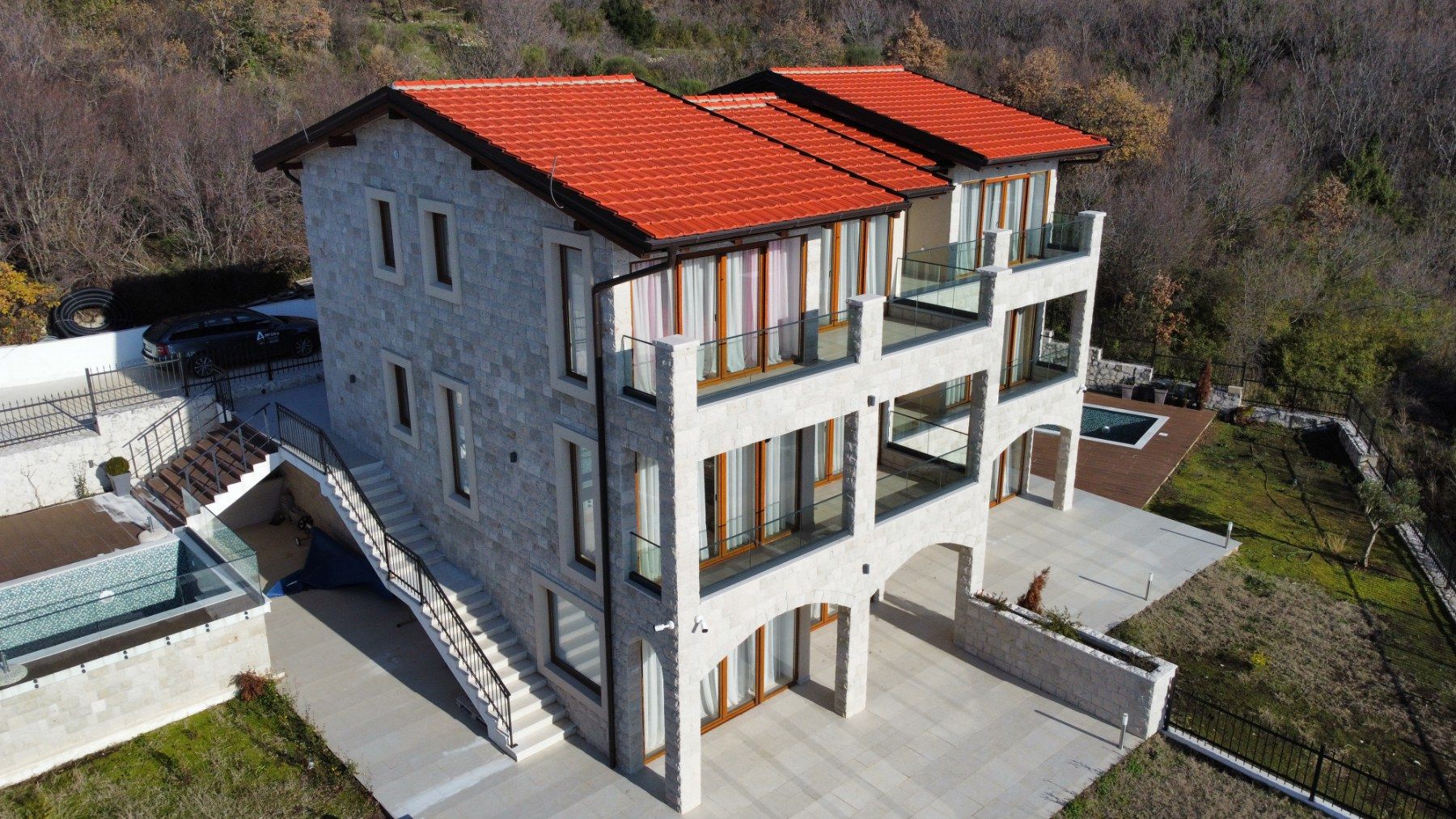 Prodaja – Luksuzna novoizgrađena vila 249 m² + teretana 35 m² sa bazenom i panoramskim pogledom na more – Kuljače, Budva - Amfora Real Estate