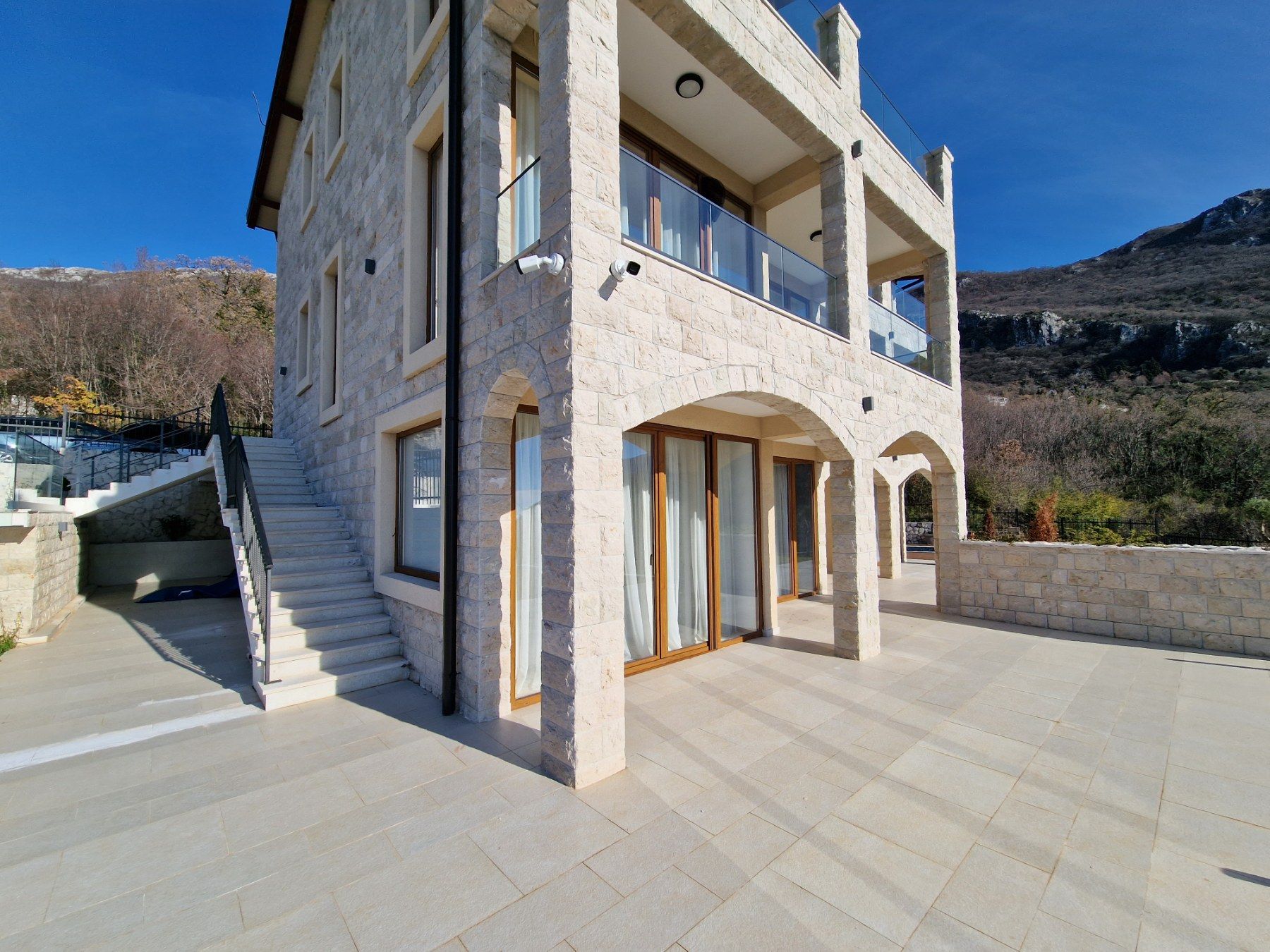 Prodaja – Luksuzna novoizgrađena vila 249 m² + teretana 35 m² sa bazenom i panoramskim pogledom na more – Kuljače, Budva - Amfora Real Estate