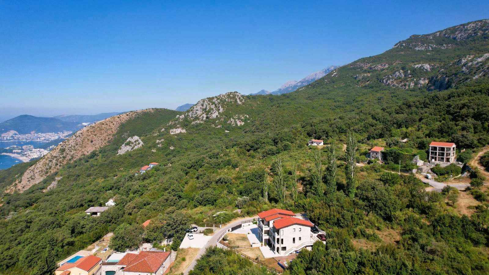 Prodaja – Luksuzna novoizgrađena vila 249 m² + teretana 35 m² sa bazenom i panoramskim pogledom na more – Kuljače, Budva - Amfora Real Estate