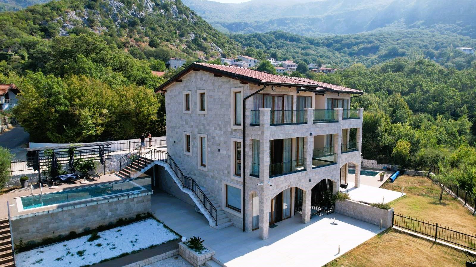 Prodaja – Luksuzna novoizgrađena vila 249 m² + teretana 35 m² sa bazenom i panoramskim pogledom na more – Kuljače, Budva - Amfora Real Estate