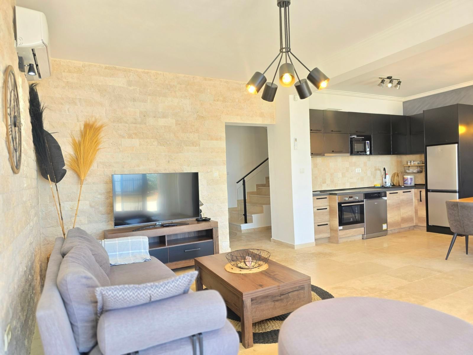 Prodaja – Luksuzna novoizgrađena vila 249 m² + teretana 35 m² sa bazenom i panoramskim pogledom na more – Kuljače, Budva - Amfora Real Estate