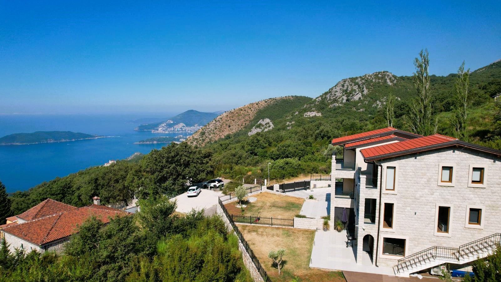 Prodaja – Luksuzna novoizgrađena vila 249 m² + teretana 35 m² sa bazenom i panoramskim pogledom na more – Kuljače, Budva - Amfora Real Estate