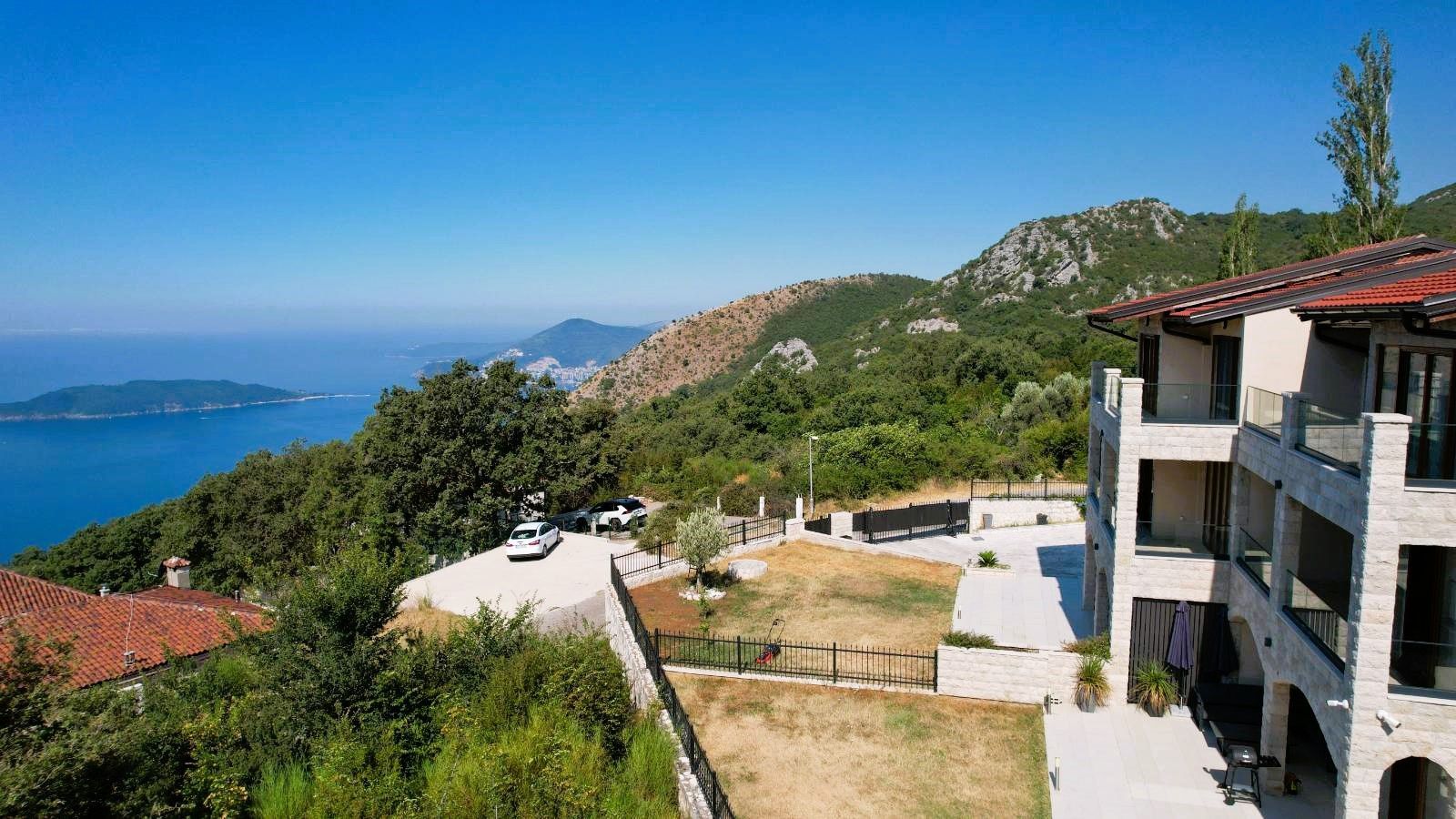 Prodaja – Luksuzna novoizgrađena vila 249 m² + teretana 35 m² sa bazenom i panoramskim pogledom na more – Kuljače, Budva - Amfora Real Estate
