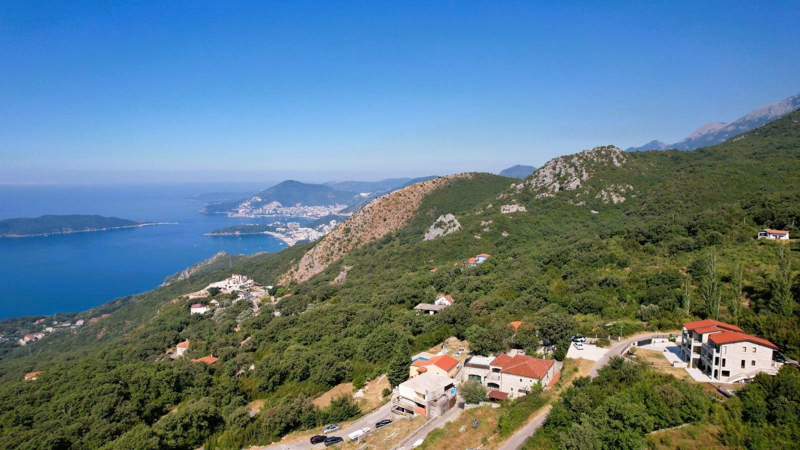 Prodaja – Luksuzna novoizgrađena vila 249 m² + teretana 35 m² sa bazenom i panoramskim pogledom na more – Kuljače, Budva - Amfora Real Estate