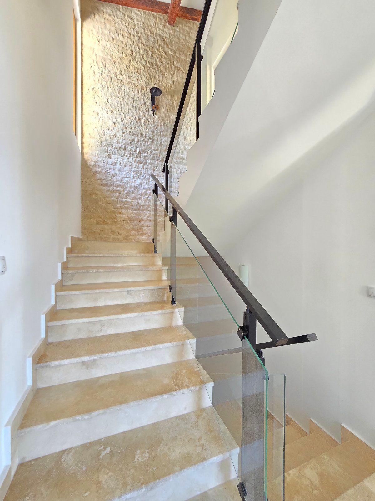 Prodaja – Luksuzna novoizgrađena vila 249 m² + teretana 35 m² sa bazenom i panoramskim pogledom na more – Kuljače, Budva - Amfora Real Estate