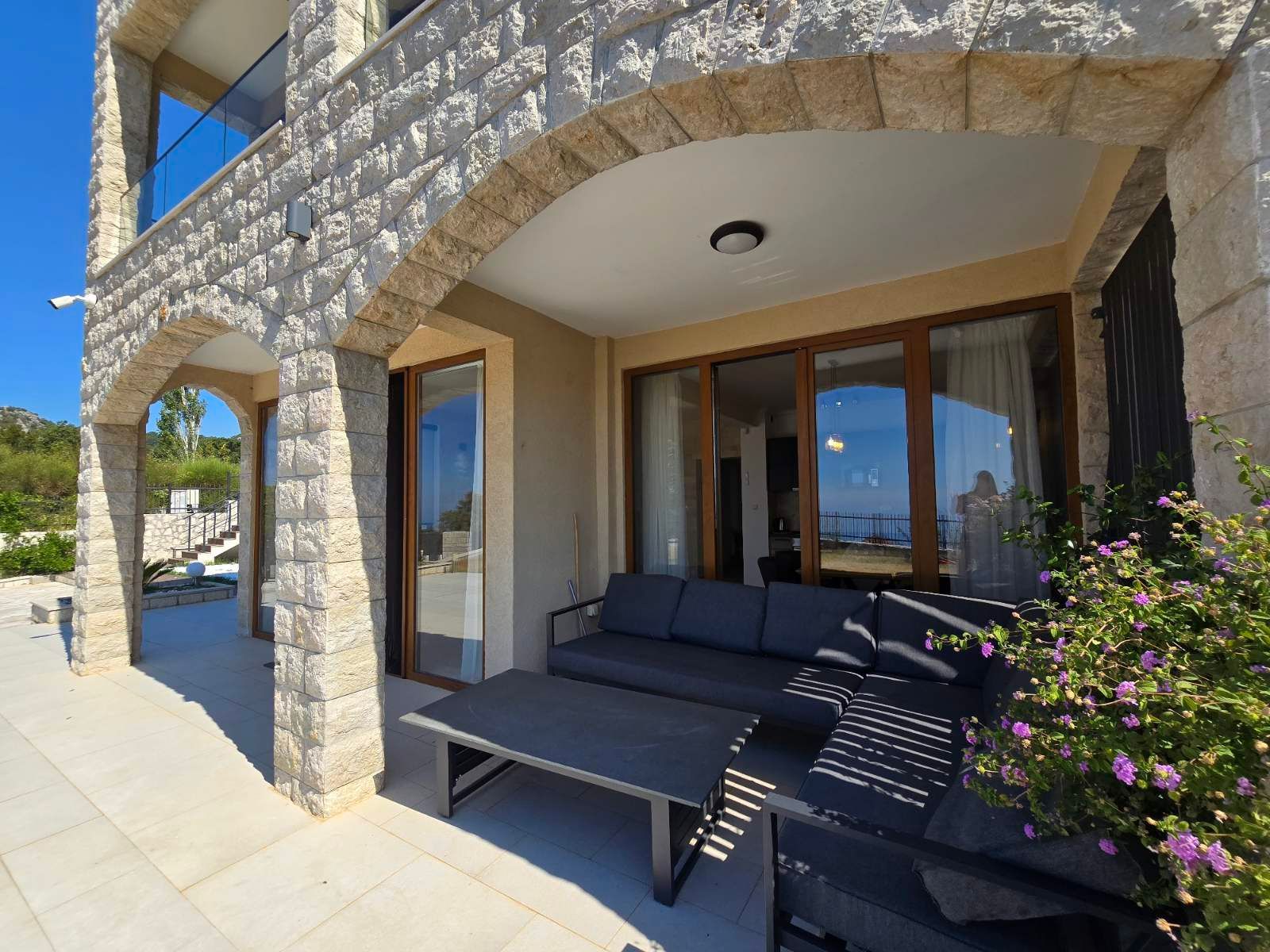 Prodaja – Luksuzna novoizgrađena vila 249 m² + teretana 35 m² sa bazenom i panoramskim pogledom na more – Kuljače, Budva - Amfora Real Estate