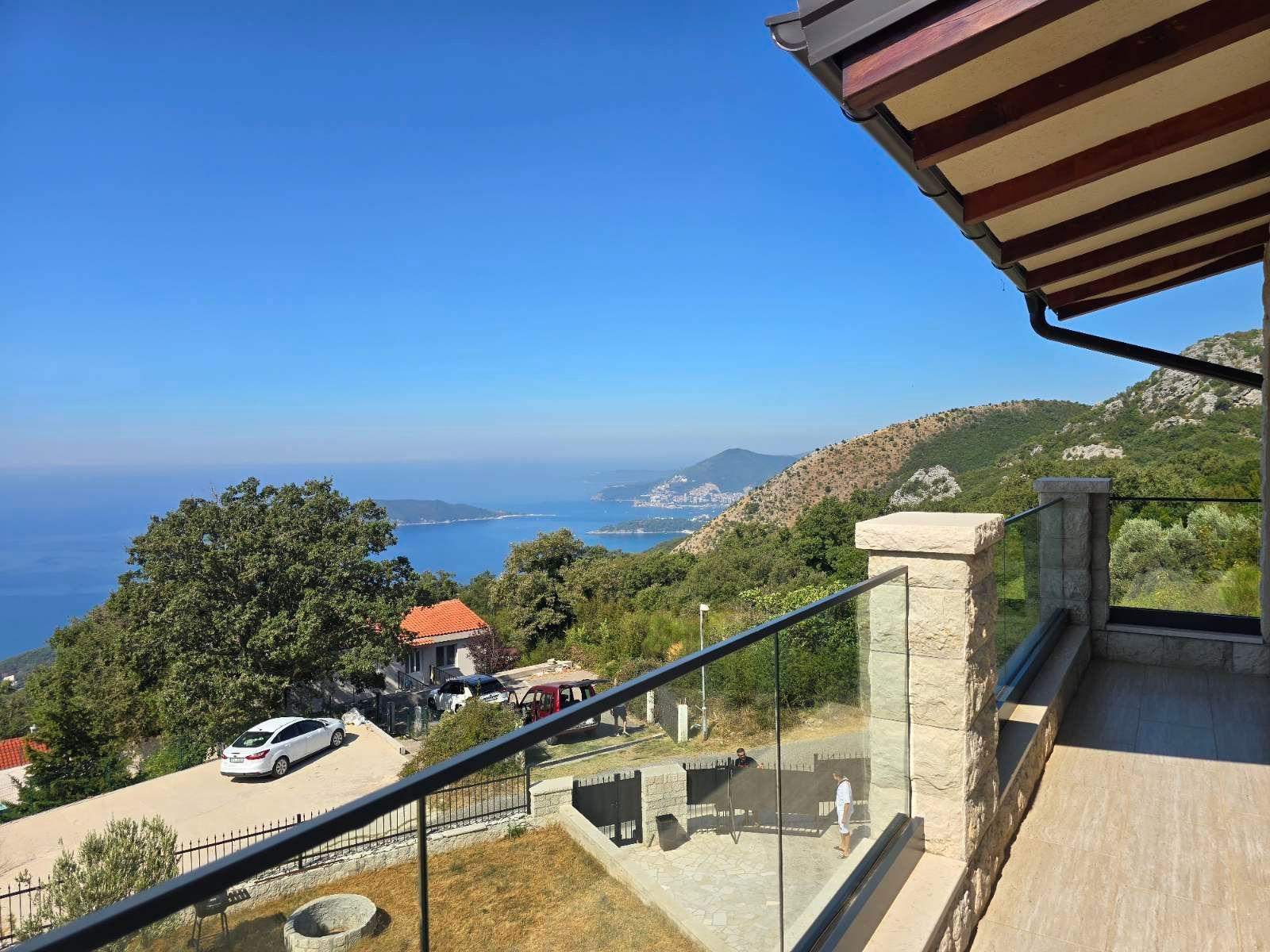 Prodaja – Luksuzna novoizgrađena vila 249 m² + teretana 35 m² sa bazenom i panoramskim pogledom na more – Kuljače, Budva - Amfora Real Estate