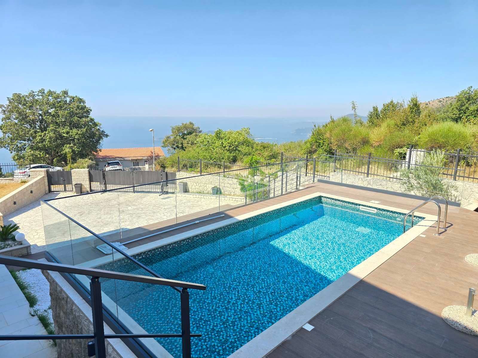 Prodaja – Luksuzna novoizgrađena vila 249 m² + teretana 35 m² sa bazenom i panoramskim pogledom na more – Kuljače, Budva - Amfora Real Estate