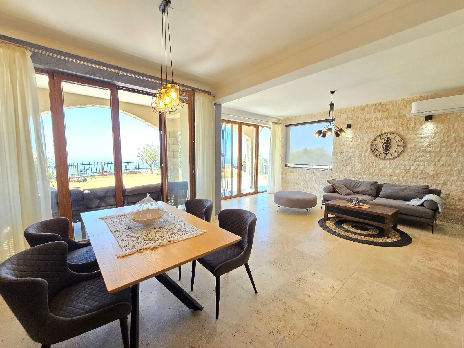 Prodaja – Luksuzna novoizgrađena vila 249 m² + teretana 35 m² sa bazenom i panoramskim pogledom na more – Kuljače, Budva - Amfora Real Estate