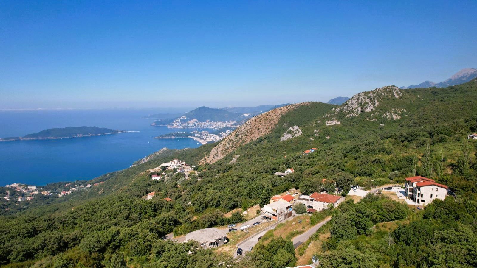 Prodaja – Luksuzna novoizgrađena vila 249 m² + teretana 35 m² sa bazenom i panoramskim pogledom na more – Kuljače, Budva - Amfora Real Estate