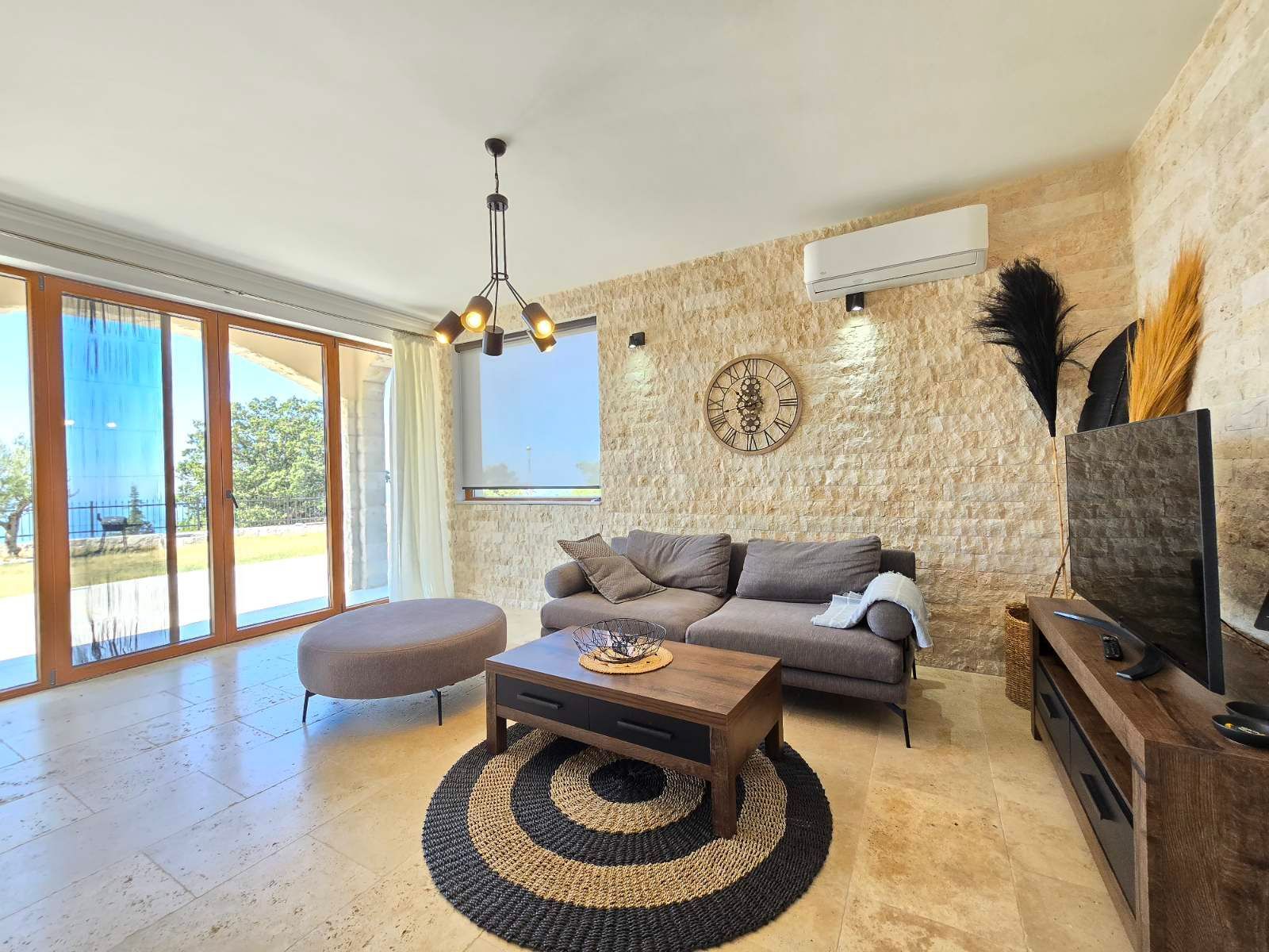 Prodaja – Luksuzna novoizgrađena vila 249 m² + teretana 35 m² sa bazenom i panoramskim pogledom na more – Kuljače, Budva - Amfora Real Estate