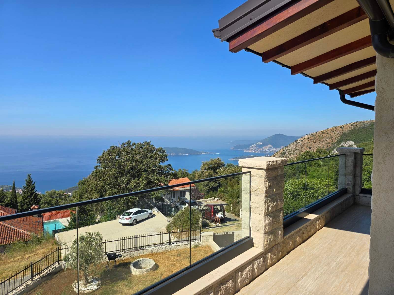 Prodaja – Luksuzna novoizgrađena vila 249 m² + teretana 35 m² sa bazenom i panoramskim pogledom na more – Kuljače, Budva - Amfora Real Estate