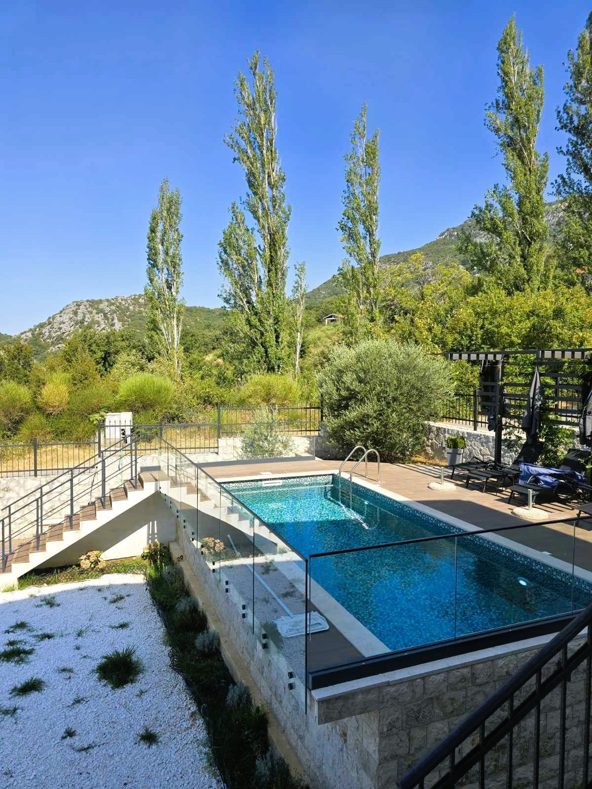 Prodaja – Luksuzna novoizgrađena vila 249 m² + teretana 35 m² sa bazenom i panoramskim pogledom na more – Kuljače, Budva - Amfora Real Estate