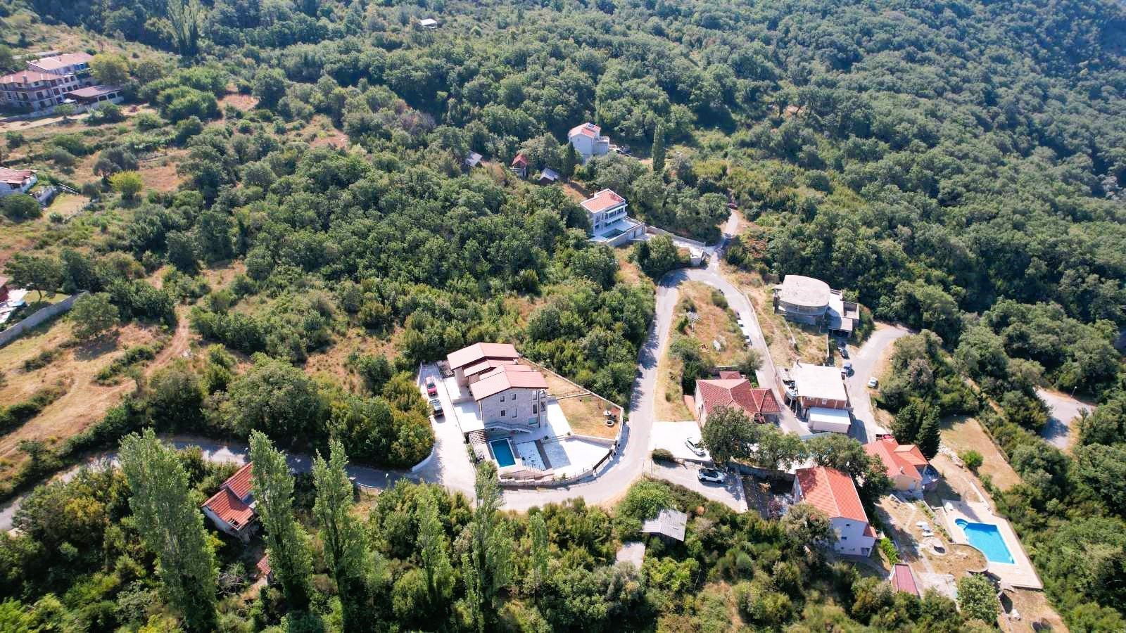 Prodaja – Luksuzna novoizgrađena vila 249 m² + teretana 35 m² sa bazenom i panoramskim pogledom na more – Kuljače, Budva - Amfora Real Estate