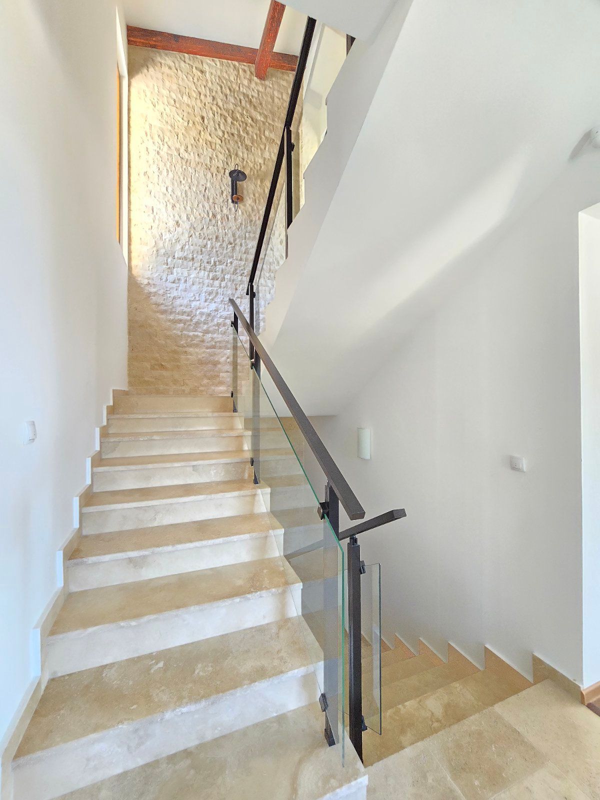 Prodaja – Luksuzna novoizgrađena vila 249 m² + teretana 35 m² sa bazenom i panoramskim pogledom na more – Kuljače, Budva - Amfora Real Estate