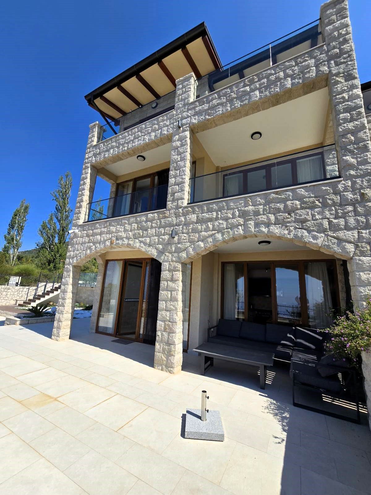 Prodaja – Luksuzna novoizgrađena vila 249 m² + teretana 35 m² sa bazenom i panoramskim pogledom na more – Kuljače, Budva - Amfora Real Estate