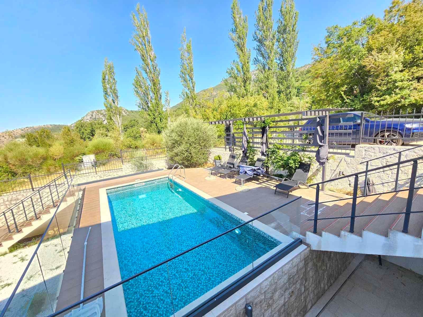 Prodaja – Luksuzna novoizgrađena vila 249 m² + teretana 35 m² sa bazenom i panoramskim pogledom na more – Kuljače, Budva - Amfora Real Estate