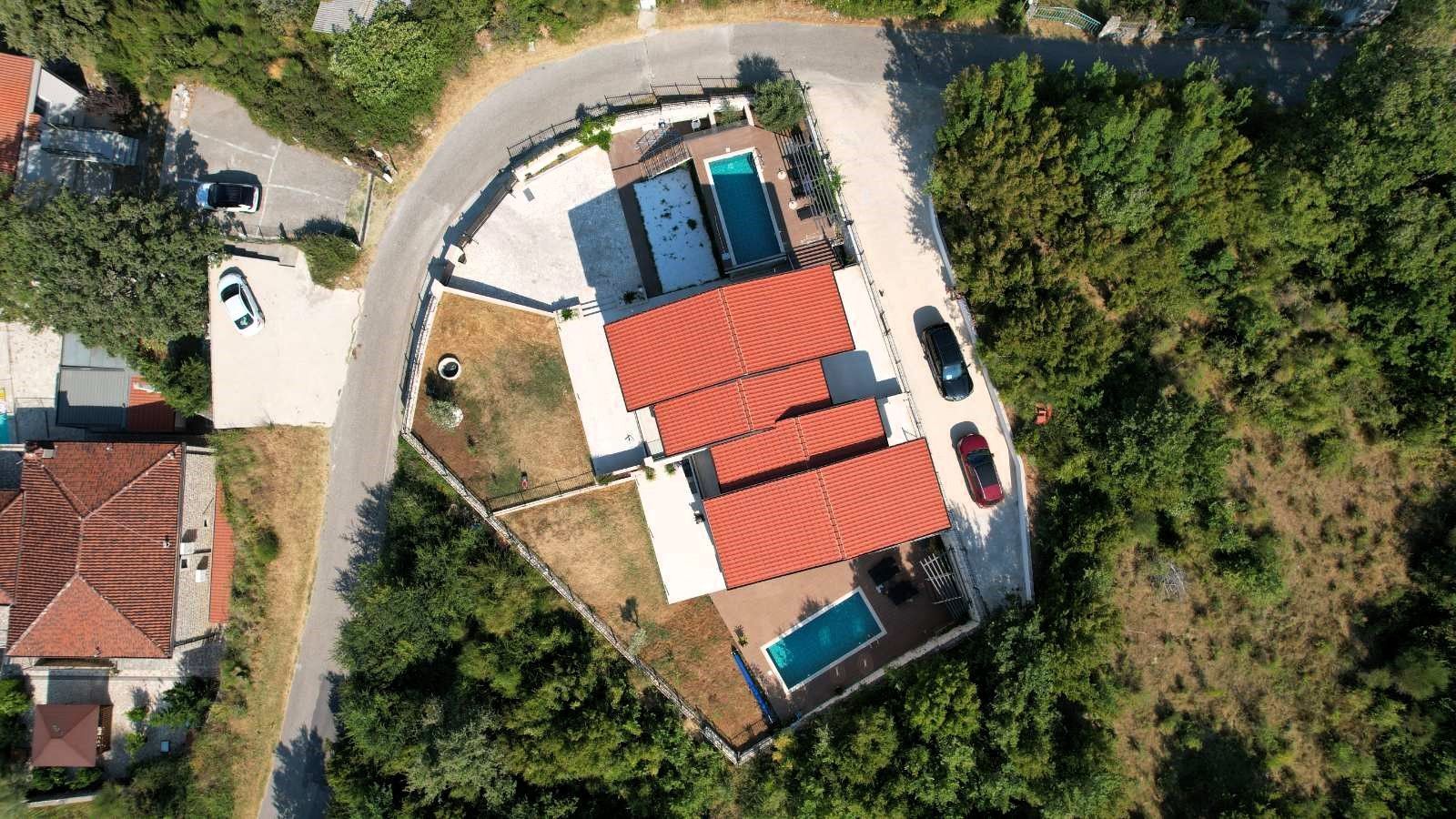 Prodaja – Luksuzna novoizgrađena vila 249 m² + teretana 35 m² sa bazenom i panoramskim pogledom na more – Kuljače, Budva - Amfora Real Estate