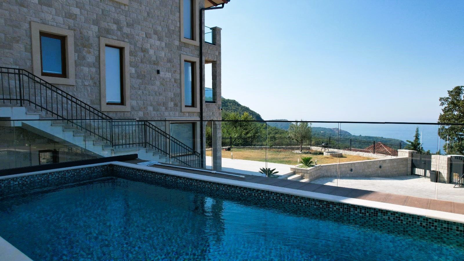 Prodaja – Luksuzna novoizgrađena vila 249 m² + teretana 35 m² sa bazenom i panoramskim pogledom na more – Kuljače, Budva - Amfora Real Estate