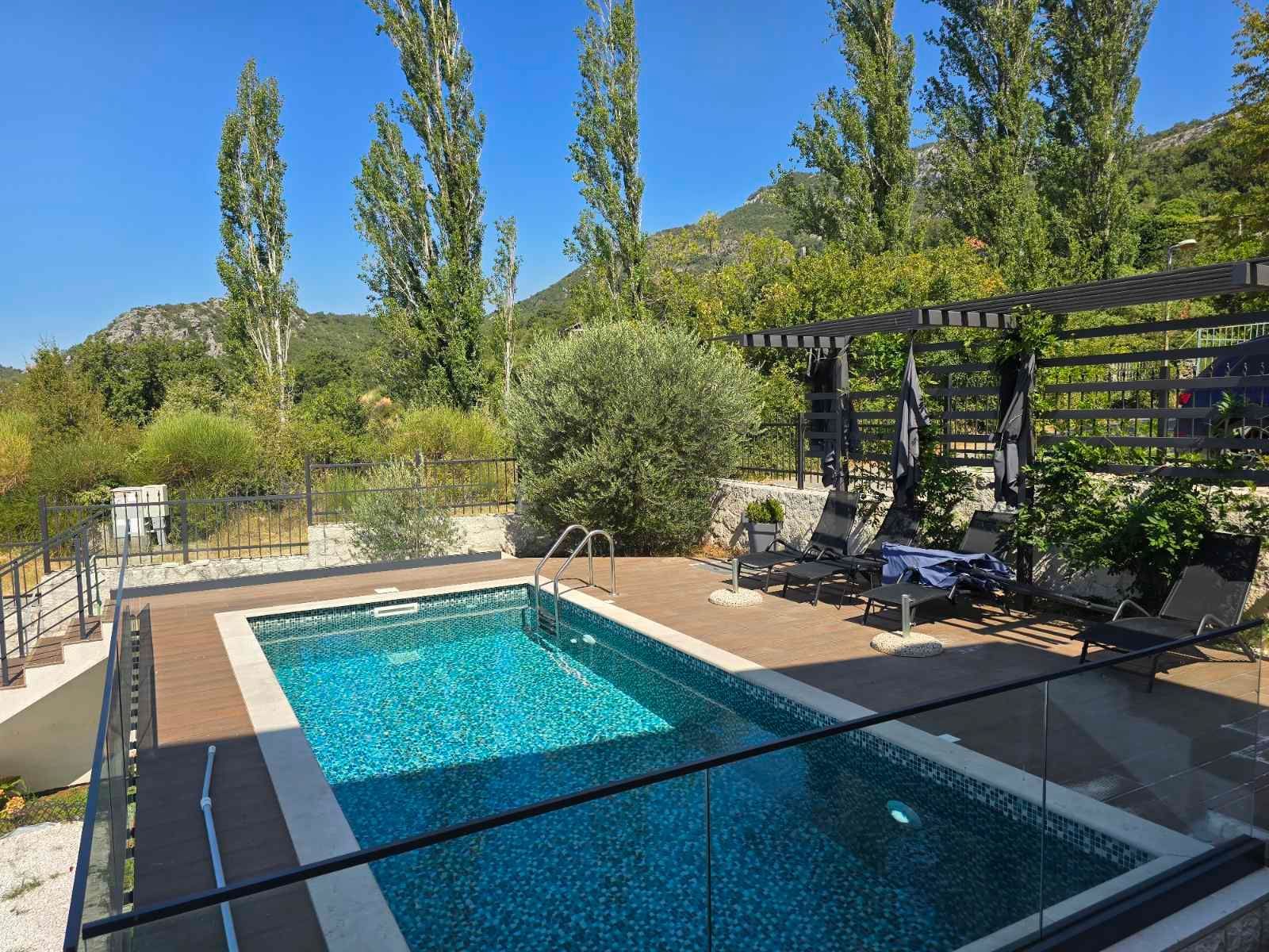 Prodaja – Luksuzna novoizgrađena vila 249 m² + teretana 35 m² sa bazenom i panoramskim pogledom na more – Kuljače, Budva - Amfora Real Estate