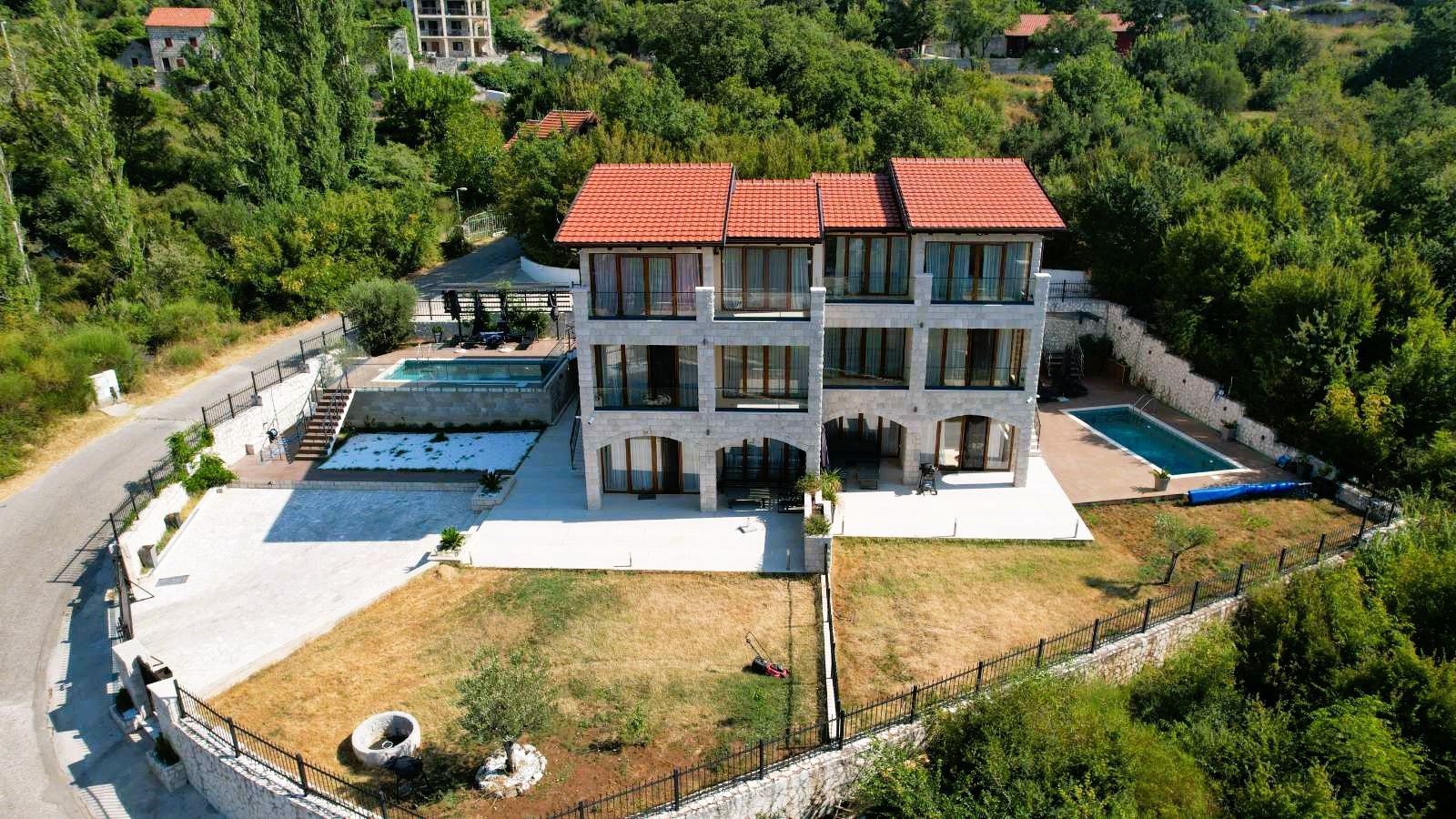 Prodaja – Luksuzna novoizgrađena vila 249 m² + teretana 35 m² sa bazenom i panoramskim pogledom na more – Kuljače, Budva - Amfora Real Estate