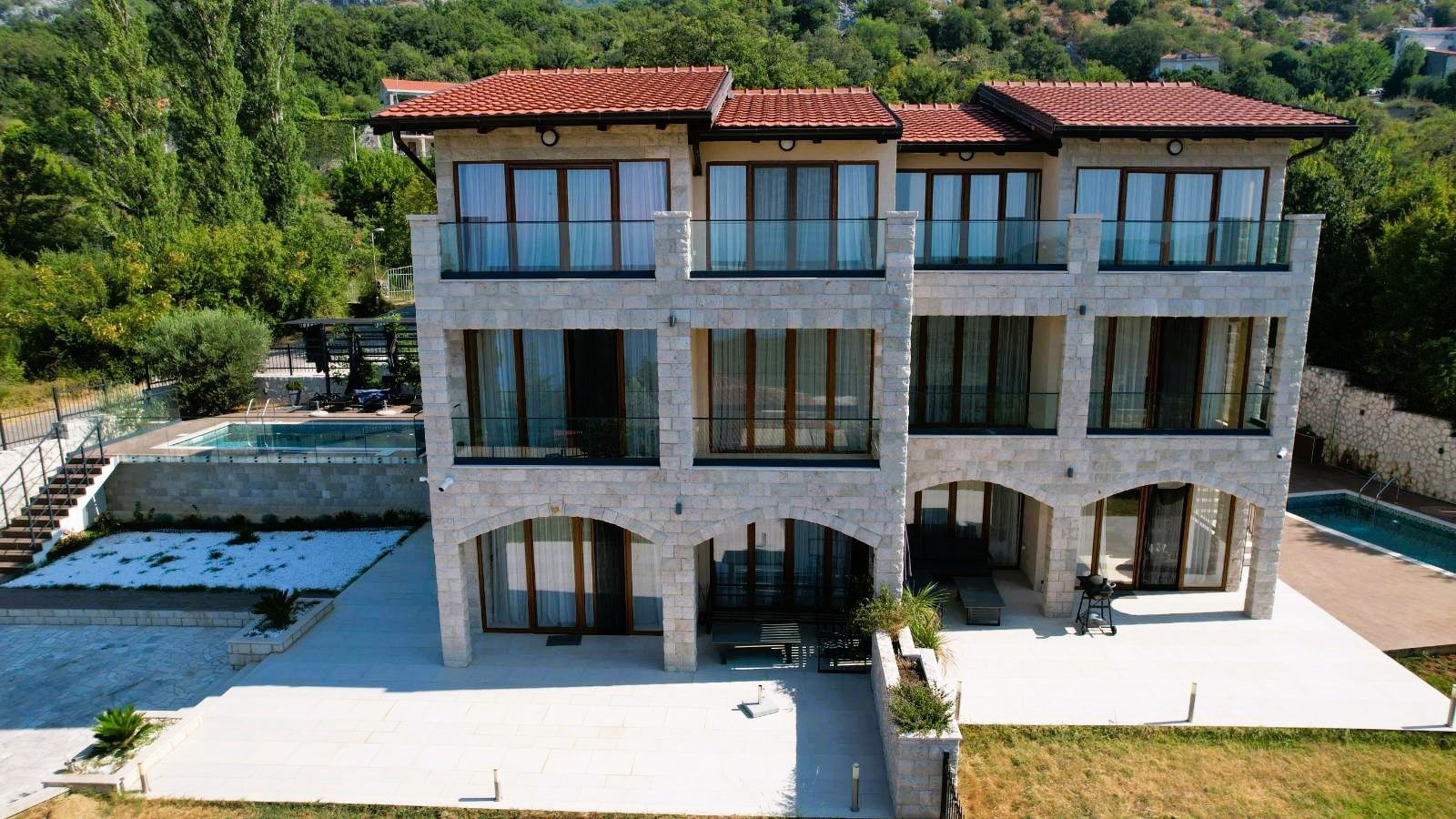 Prodaja – Luksuzna novoizgrađena vila 249 m² + teretana 35 m² sa bazenom i panoramskim pogledom na more – Kuljače, Budva - Amfora Real Estate