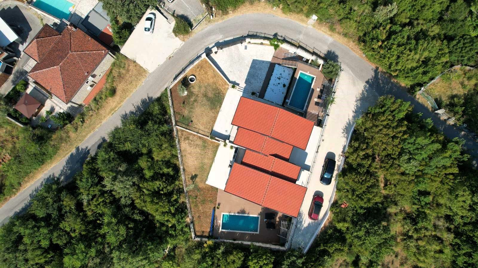 Prodaja – Luksuzna novoizgrađena vila 249 m² + teretana 35 m² sa bazenom i panoramskim pogledom na more – Kuljače, Budva - Amfora Real Estate