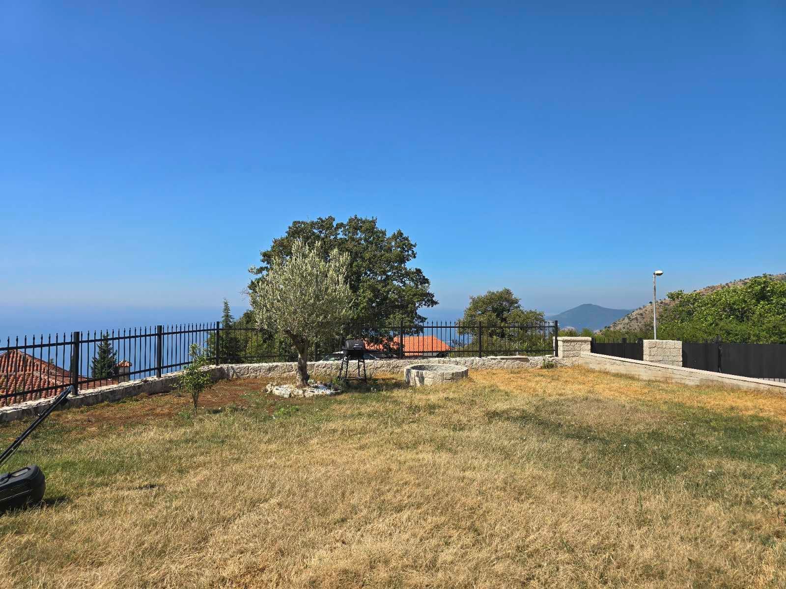 Prodaja – Luksuzna novoizgrađena vila 249 m² + teretana 35 m² sa bazenom i panoramskim pogledom na more – Kuljače, Budva - Amfora Real Estate