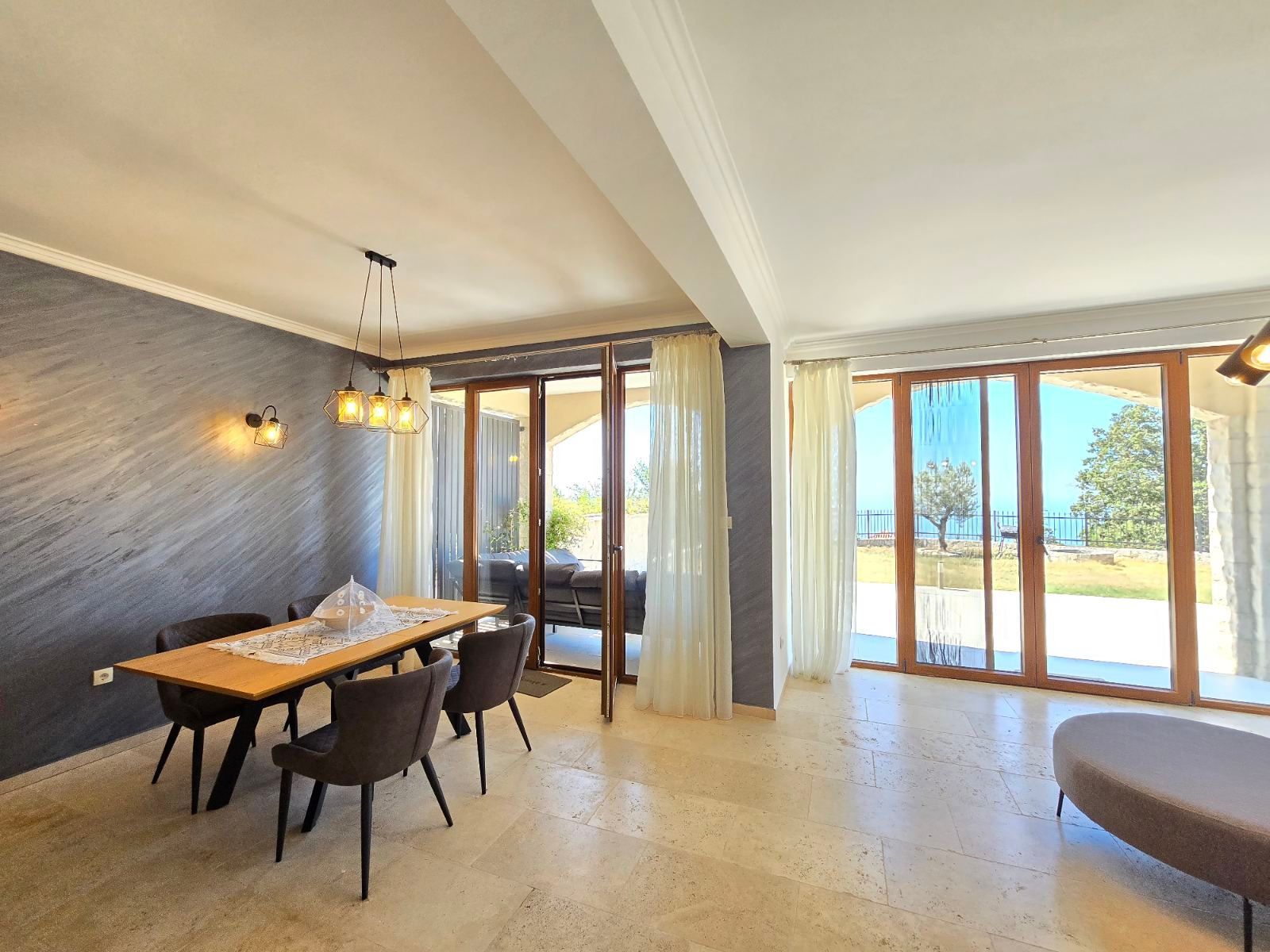 Prodaja – Luksuzna novoizgrađena vila 249 m² sa bazenom i panoramskim pogledom na more – Kuljače, Budva - Amfora Real Estate