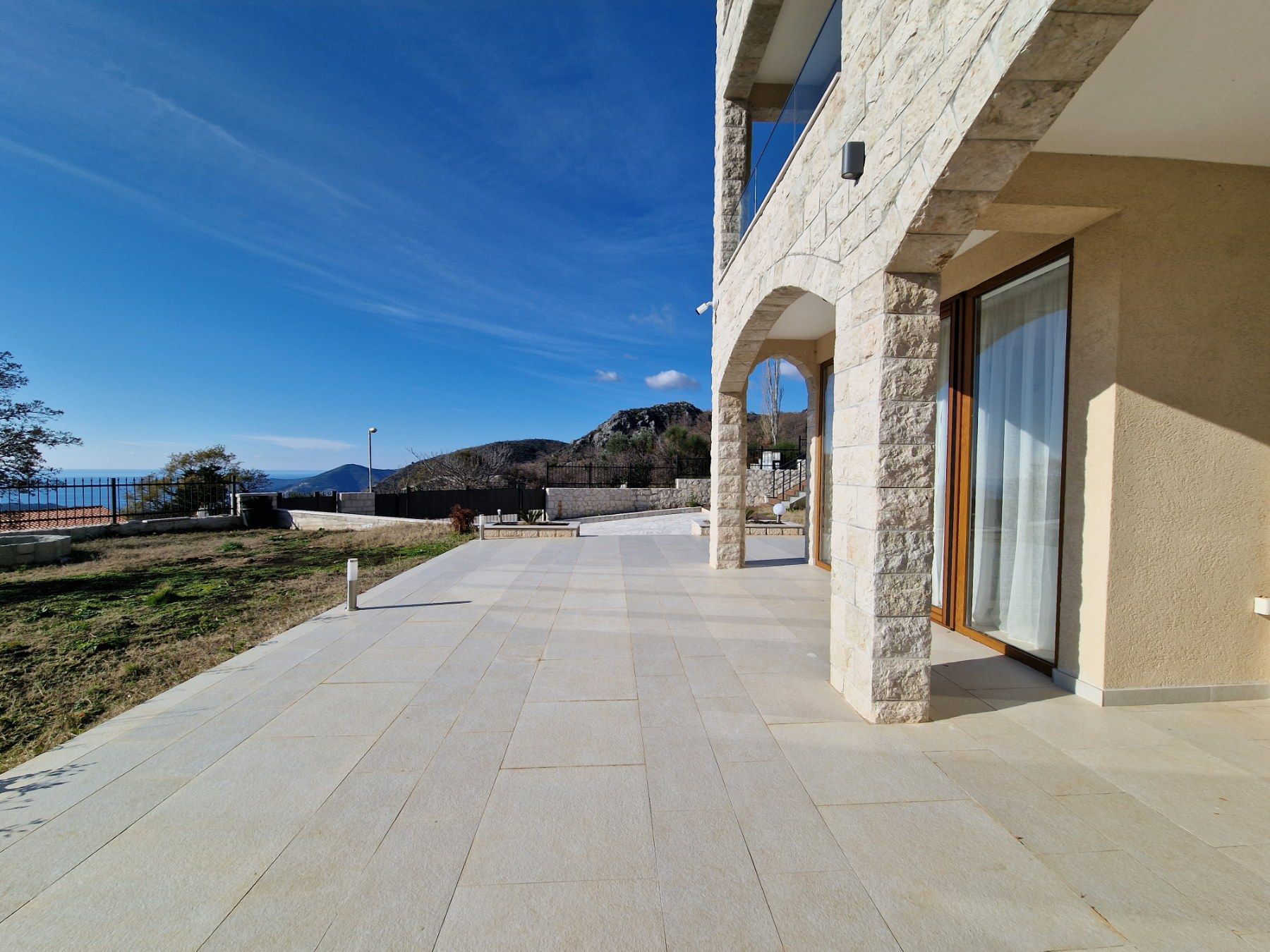 Prodaja – Luksuzna novoizgrađena vila 249 m² sa bazenom i panoramskim pogledom na more – Kuljače, Budva - Amfora Real Estate